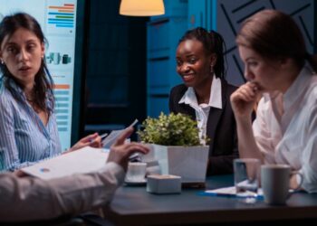 Três empresárias durante uma reunião de negócios.