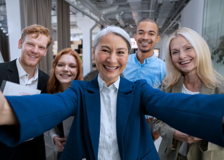 Líder tirando selfie com a equipe