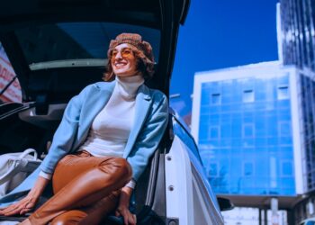 Mulher alta renda durante um ensaio fotográfico de luxo.