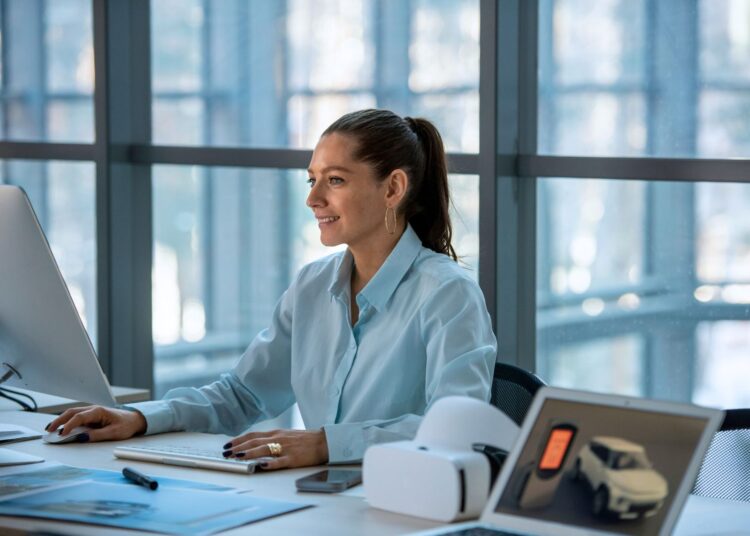 Mulher trabalhando em um escritório