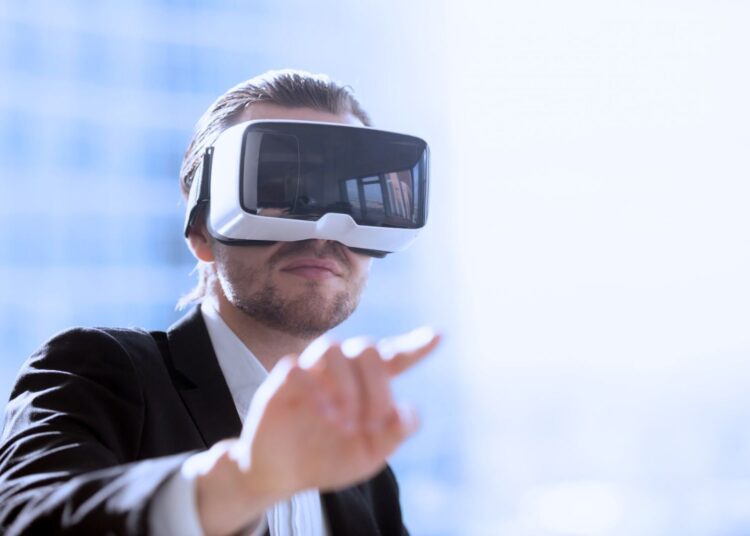 Homem usando um óculos de realidade aumentada.