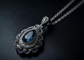 Colar de pedra reluzente azul.