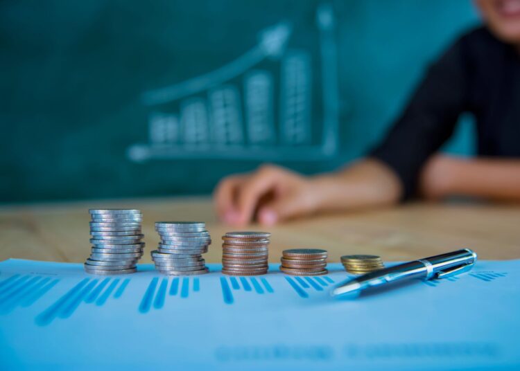 Pilhas de moedas enfileiradas em formato de gráfico.