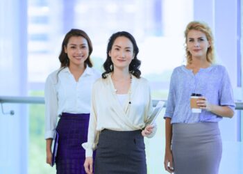 Três mulheres líderes no ambiente corporativo, representando a força da liderança feminina, diversidade e protagonismo no mercado de trabalho.