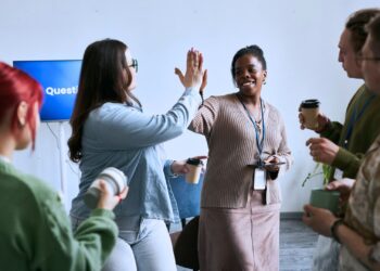 Uma imagem que retrata o estilo de liderança liberal, destacando a autonomia e a colaboração entre os membros de uma equipe para alcançar objetivos comuns.