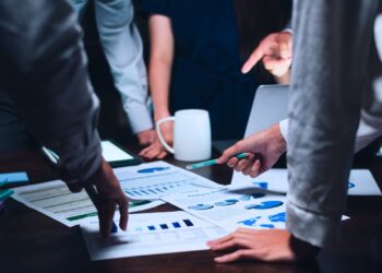 Uma representação de microgerenciamento, evidenciando líderes focados em detalhes e controle sobre as tarefas dos membros da equipe, o que pode limitar a autonomia e criatividade.