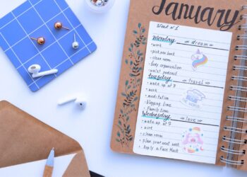 Planner semanal aberto com anotações de metas e tarefas organizadas por dias da semana, representando planejamento pessoal e organização para o início do ano.