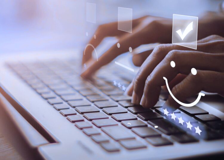 Interação digital que simboliza a importância do feedback em processos online, destacando avaliações positivas e engajamento em plataformas virtuais.