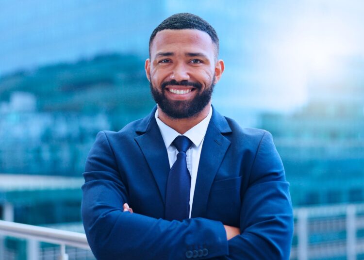 Empresário confiante com terno azul representando segurança e controle financeiro ao utilizar a antecipação de recebíveis para melhorar o fluxo de caixa da empresa.