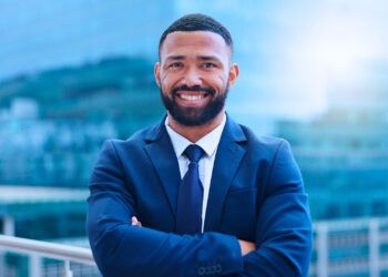 Empresário sorridente de terno azul representando confiança e profissionalismo no contexto da simplificação tributária para empresas.